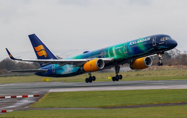Flugtak Norðurljósaþotunnar á Reykjavíkurflugvelli er áætlað klukkan tólf á hádegi og lending einum og hálfum tíma síðar, um klukkan hálftvö. Hekla Aurora er elsta flugvél Icelandair, 31 árs gömul.