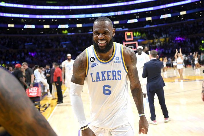 LeBron James fagnar sigri Los Angeles Lakers liðsins á Denver Nuggets í nótt.