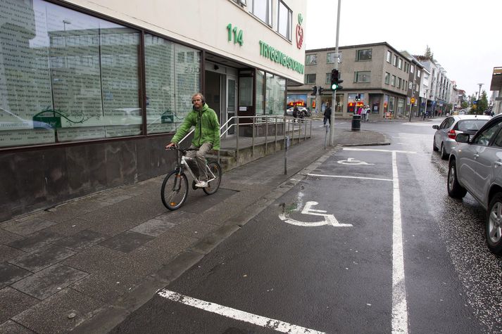 Núna er kerfið þannig að þeir sem ekki geta unnið fulla vinnu sökum skertrar starfsgetu geta sótt um örorkulífeyri hjá Tryggingastofnun. 