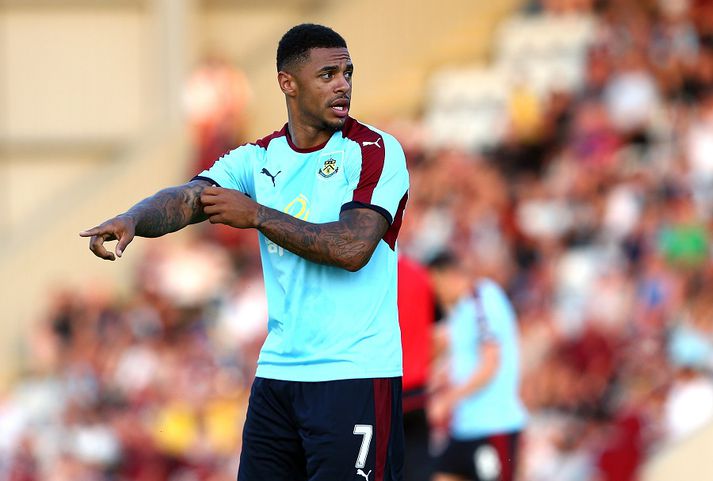 Andre Gray, framherji Burnley, gagnrýndi rasistanna á Twitter.