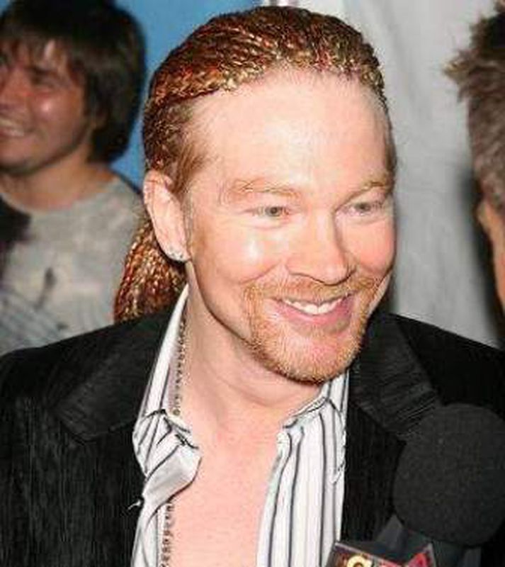 Axl Rose er ekki á leiðinni í Guitar Hero-partí á næstunni – það er víst. Hann vill ekki sjá að Slash sé að trana sér fram í nafni Guns N‘ Roses.