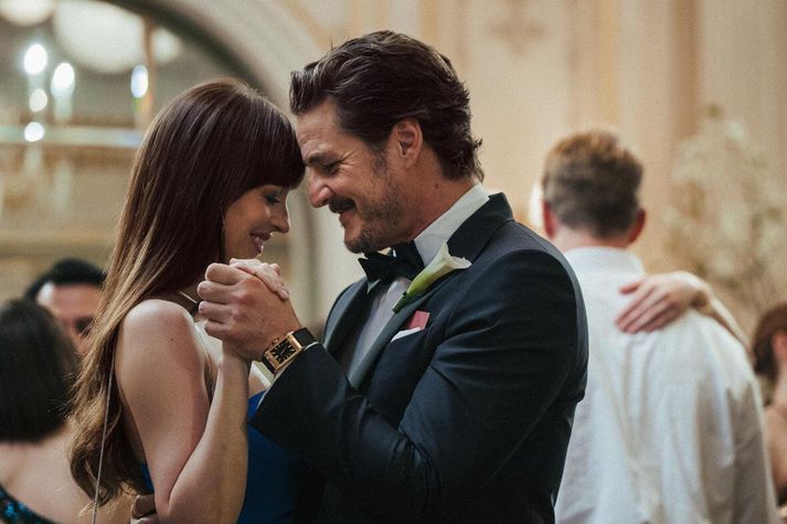 Dakota Johnson leikur hjónabandsmiðlarann Lucy sem kynnist myndarlega, hávaxna fjárfestinum Harry, sem er leikinn af Pedro Pascal. Hann virðist vera allur pakkinn en er hún nógu ástfangin af honum.