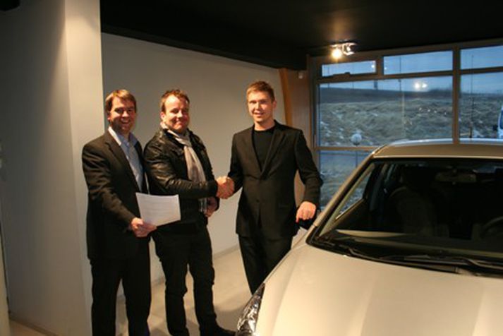 Á myndinni eru, talið frá vinstri: Bjarni Þ. Sigurðsson sölustjóri Hyundai, Gunnar Björn Gunnarsson forstjóri Procar og Rúnar H. Bridde sölustjóri hjá B&L og Ingvari Helgasyni.