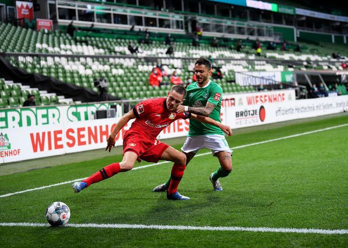 Leonardo Bittencourt hjá Werde Bremen í baráttu við Florian Wirtz hjá Bayer Leverkusen en Werder Bremen var eitt af mörgum heimaliðum sem töpuðum um helgina.