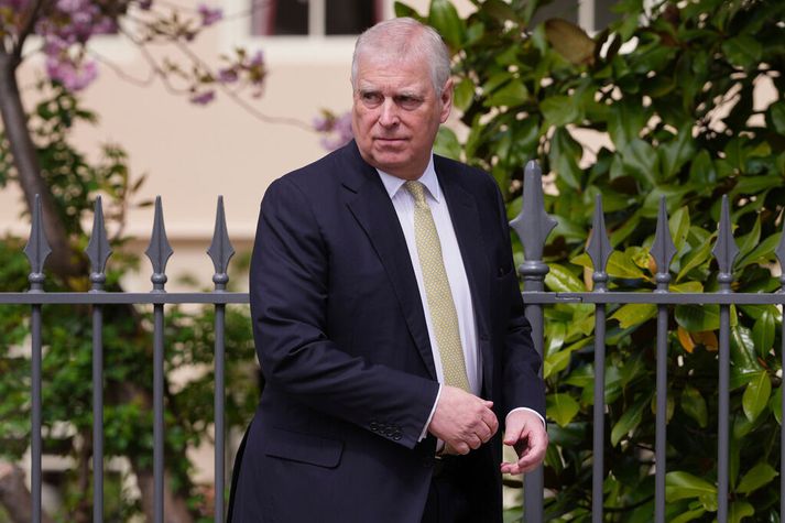 Andrew Mountbatten-Windsor hrökklaðist undan manni sem gerði aðsúg að honum nærri heimili hans í gærkvöldi. Maðurinn var handtekinn. grunaður um vopnaburð.
