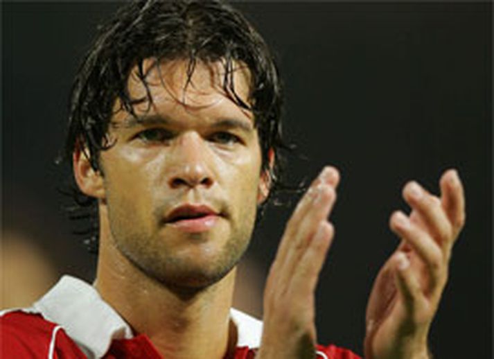 Michael Ballack kom Bayern yfir með þrumuskoti á 23. mínútu