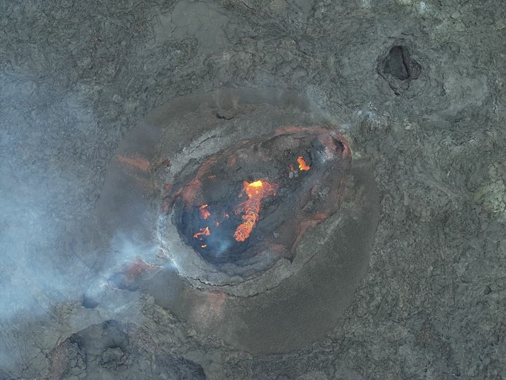 Drónamyndir frá í dag sýna að engin virkni sé lengur í gígnum.