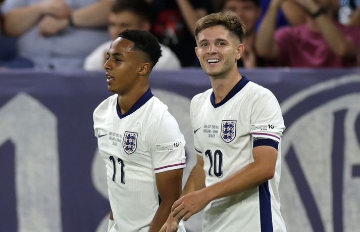 Omari Hutchinson og James McAtee í úrslitaleik EM U-21 árs í sumar. Þar vann England 3-2 sigur á Þýskalandi eftir framlengingu.