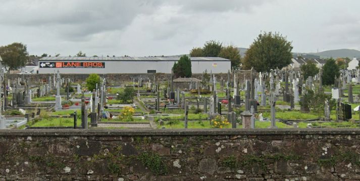 Árásin var gerð í Rath kirkjugarðinum í bænum Tralee.