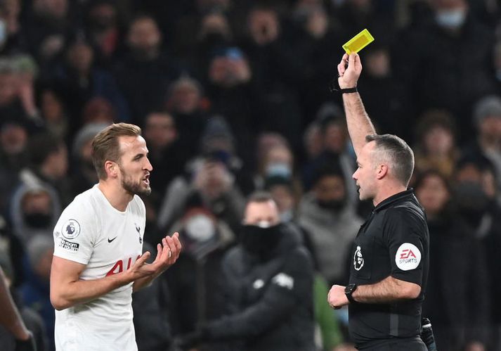 Paul Tierney sýnir Harry Kane gula spjaldið. Liverpool-menn vildu sjá annan lit á spjaldinu.