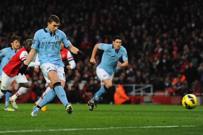 Edin Dzeko fékk kjörið tækifæri til að koma City yfir á 10. mínútu en vítaspyrna hans var varin á skrautlegan hátt.