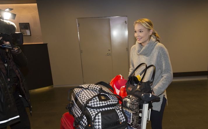 Arna Ýr var í áætlunarflugi Wow Air frá Los Angeles sem lenti á Keflavíkurflugvelli á fimmta tímanum í morgun en kærasti hennar Egill Trausti Ómarsson tók á móti henni.