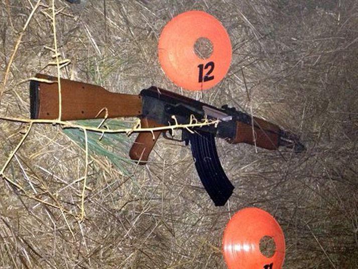 Byssan var eftirlíking AK-47 hríðskotabyssu.