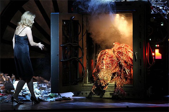 Vísindamaðurinn breytist í óhugnalega flugu í óperu David Cronenberg.
