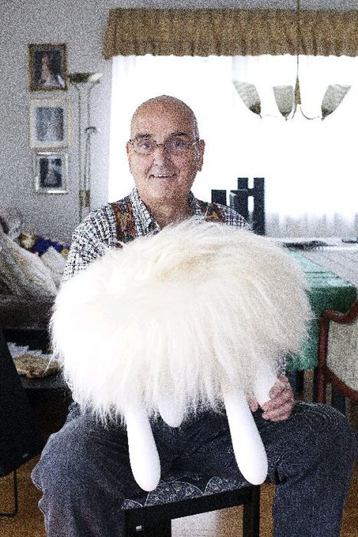 Sigurður Már Helgason hannaði kollinn Fuzzy árið 1970. Danskt fyrirtæki að nafni Lop Furniture hannar koll sem þykir furðu líkur Fuzzy.