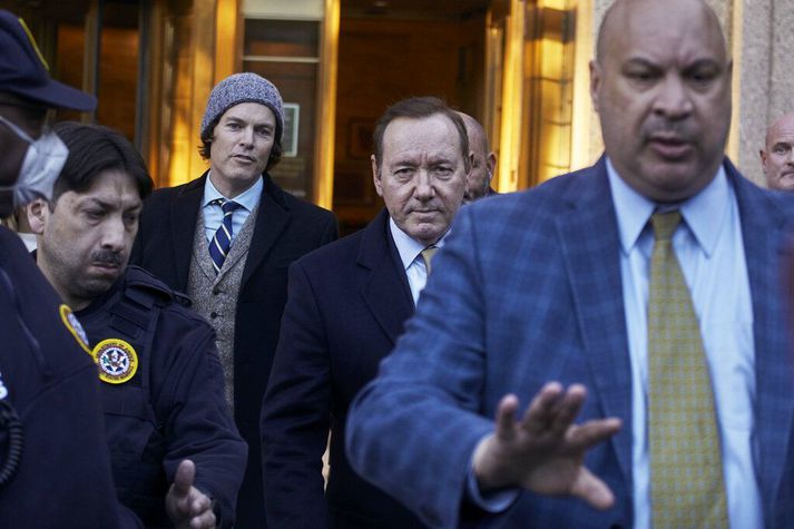 Kevin Spacey (f.m.) yfirgefur dómshús í New York eftir að dómur var kveðinn upp í gær.