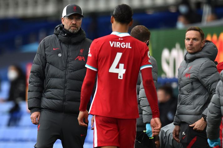 Virgil van Dijk haltrar af velli á móti Everton með slitið krossband.