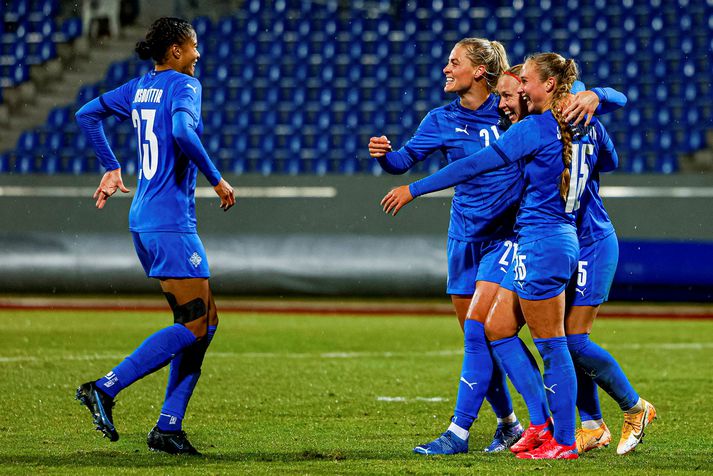Svava Rós Guðmundsdóttir fagnar marki sínu í 4-0 sigrinum á Tékklandi í undankeppni HM síðasta haust.