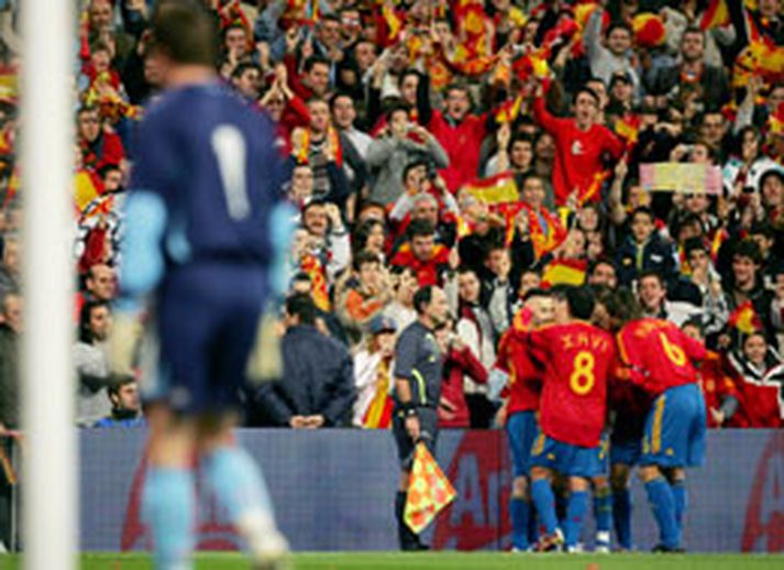 Það varð allt vitlaust á Bernabeu-leikvanginum í Madrid í kvöld þegar Fernando Morientes kom Spánverjum yfir gegn Dönum.