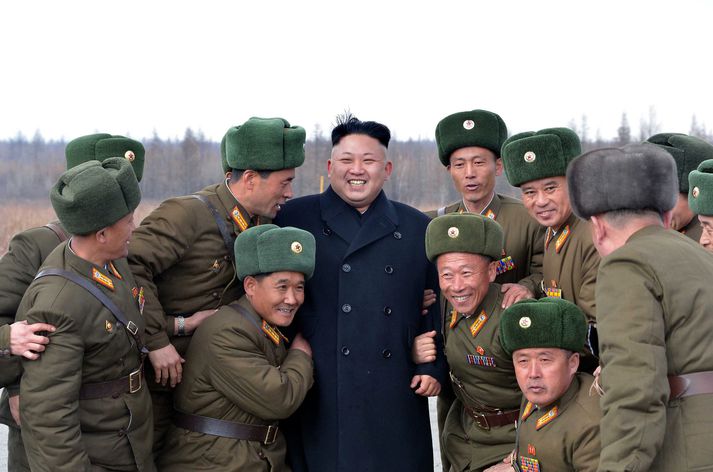 Kim Jong-Un, einræðisherra Norður-Kóreu bregður á leik ásamt hermönnum.