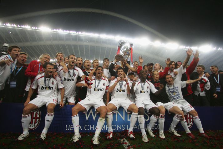AC Milan fagnar sigrinum á Ólympíleikvanginum í Aþenu.