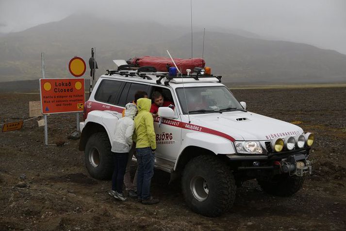 Hvar er Bárðarbunga? Þessir ferðamenn voru ekki að þræta við björgunarsveitarmenn til þess að komast nær Bárðarbungu heldur vildu þeir einfaldlega fá að sjá á kortinu hversu nálægt þeir væru henni. Svo tóku allir í hópnum mynd af skiltinu þar sem stendur á ensku og íslensku að lokað sé vegna hættunnar á eldgosi.