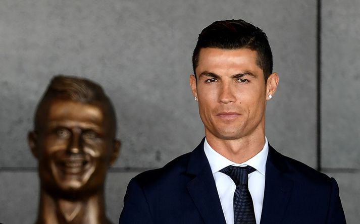 Ronaldo og styttan sem átti að líkjast honum. Það klikkaði eitthvað.