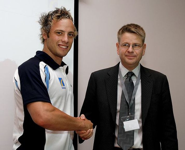 Styrktarsamningur handsalaður Oscar Pistorius, suðurafrískur hlaupari, og Jón Sigurðsson, forstjóri Össurar.Fréttablaðið/GVA