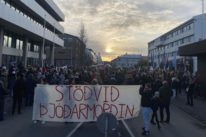 Gengið var niður Laugarveginn að Austurvelli þar sem ræðuhöld fóru fram. 