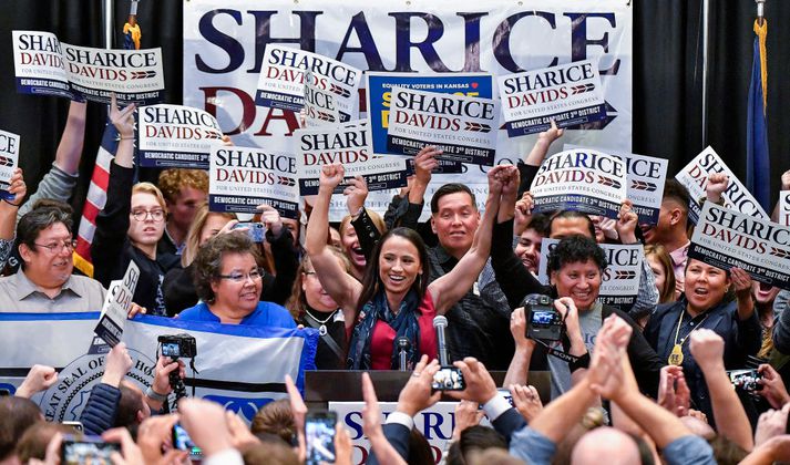 Sharice Davids fagnaði með stuðningsmönnum sínum í nótt. Hún deilir heiðrinum að vera fyrsta frumbyggjakonan til að ná sæti í fulltrúadeildinni og verður fyrsti samkynhneigði fulltrúadeildarþingmaður Kansas.