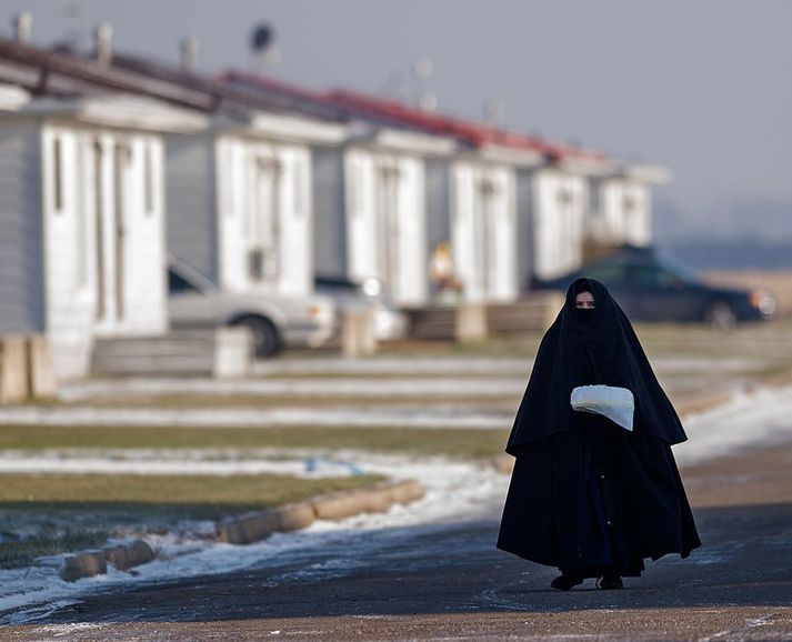 Kona í Lev Tahor-söfnuðinum í Kanada. Söfnuðurinn lætur börn allt niður í þriggja ára gömul hylja sig algerlega með kuflum. Myndin tengist efni fréttarinnar ekki með beinum hætti.