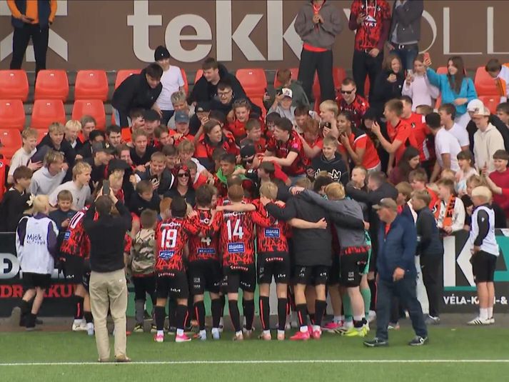 Stuðningsmenn Fylkis fögnuðu bikarsigrinum vel með sínum mönnum en hluti þeirra hagaði sér ósæmilega og beindi fúkyrðum að Gróttufólki.
