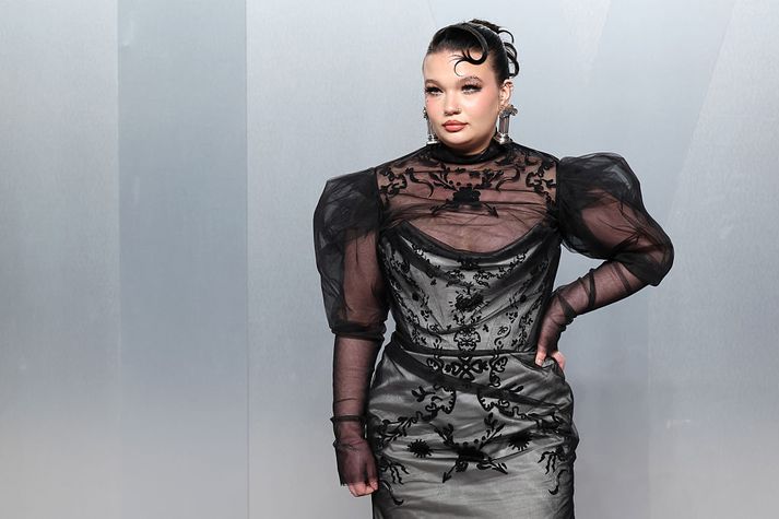 Breska tónlistarstjarnan Lola Young hefur átt erfitt ár en er að koma fílefld til baka inn í bransann eftir mikla sjálfsvinnu. 