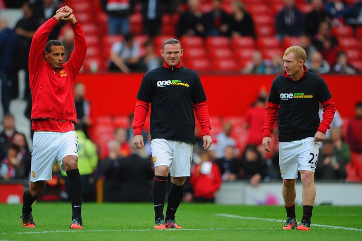 Rio Ferdinand hitar upp fyrir leik Manchester United um síðustu helgi. Wayne Rooney er klæddur í "Kick It Out”-bolinn en Ferdinand neitaði að taka þátt í átakinu.