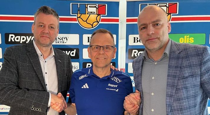 Formaður og varaformaður HSÍ taka í hönd Þóris þegar ráðningin var tilkynnt í gær.
