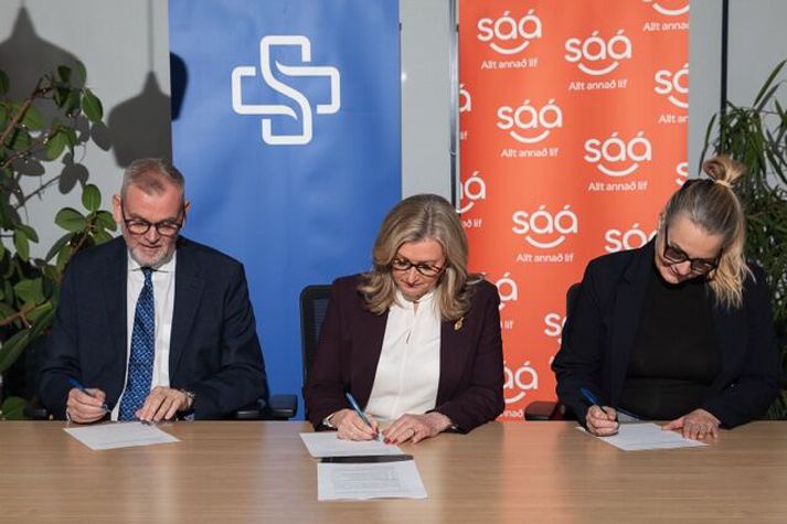 Forstjóri Sjúkratrygginga, heilbrigðisráðherra og formaður SÁÁ undirrita samninginn.