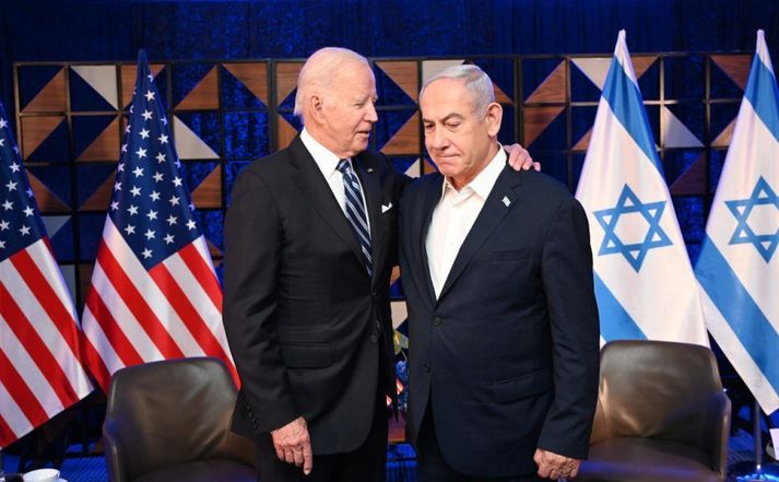 Biden hefur hingað til verið ötulasti stuðningsmaður Netanyahu en afstaða hans hefur breyst. Það má meðal annars rekja til hörmungarástandsins sem nú ríkir á Gasa og auknum hita í kosningabaráttunni heima fyrir.