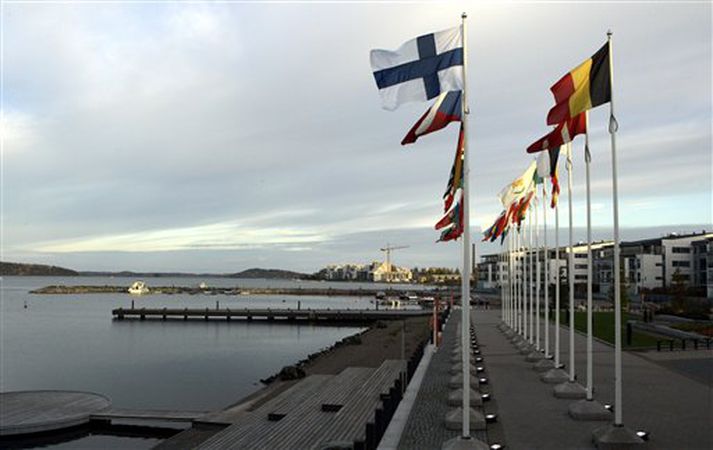 Fáni gestgjafanna finnsku er á sínum stað í fánaröð Evrópusambandsríkjanna.