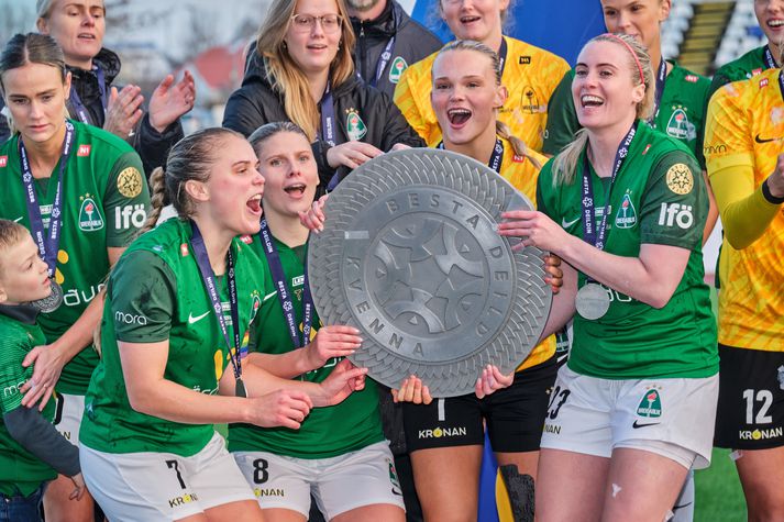 Agla María Albertsdóttir tók við Íslandsskildinum sem fyrirliði Breiðabliks í fyrra og gerir það aftur í kvöld.
