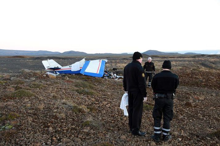 Fisflugvélin hrapaði á nefið en þegar fulltrúar Rannsóknarnefndar samgönguslysa koma á staðinn var búið að snúa vélinni á réttan kjöl.