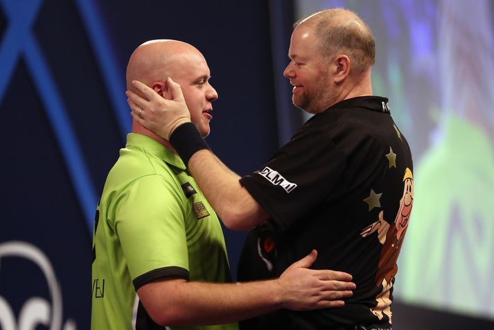 Raymond van Barneveld tapaði gegn Michael van Gerwen í úrslitum Heimsmeistaramótsins árið 2018.