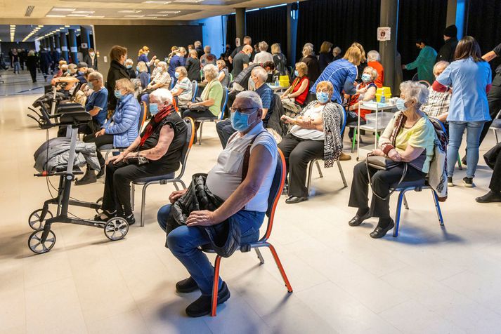 Í dag er stefnt að því að klára að bólusetja heilbrigðisstarfsfólk utan stofnana og hluta fólks sem er sextíu og fimm ára og eldra og með undirliggjandi sjúkdóma.