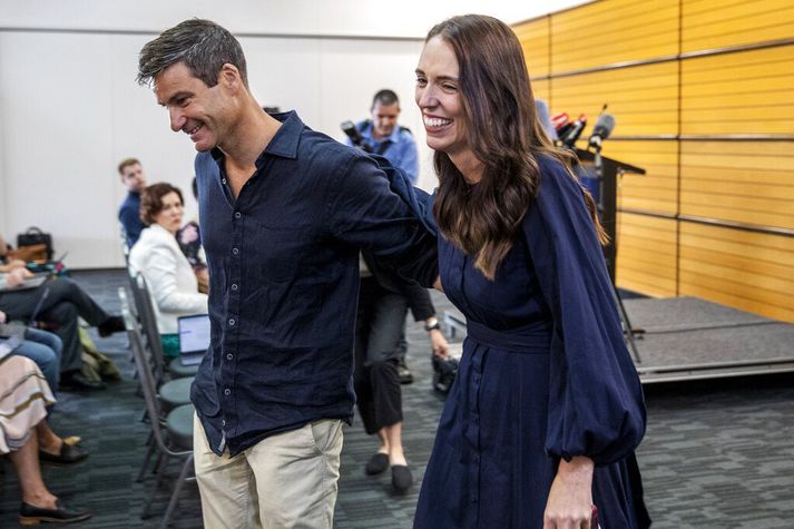 Ardern ásamt unnusta sínum Clarke Gayford eftir blaðamannafundinn í morgun.