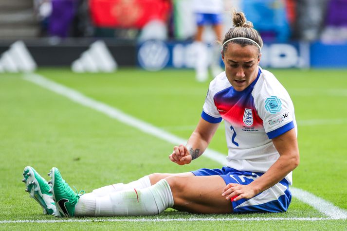Lucy Bronze spilaði í gegnum meiðsli sem myndu halda flestum frá fótboltavellinum.