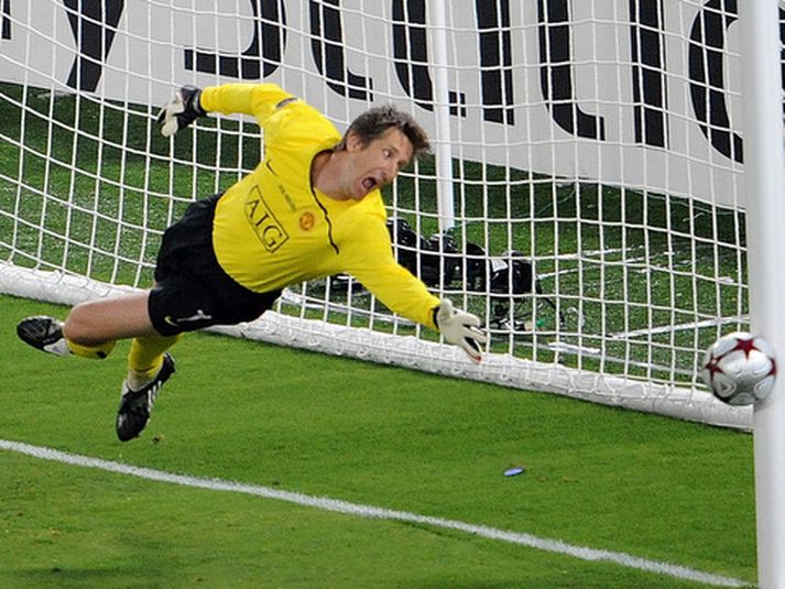 Edwin van der Sar meiddist við að verja víti í vítakeppni.