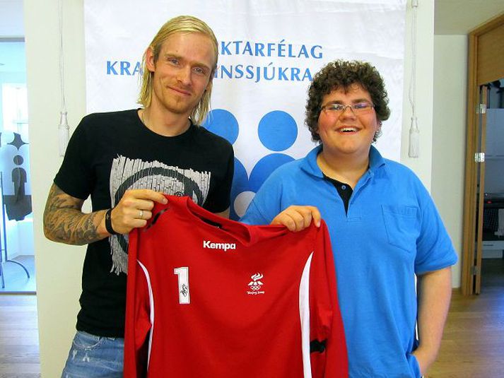 gaf treyju Björgvin gaf Steinari Jónssyni áritaða treyju á dögunum.