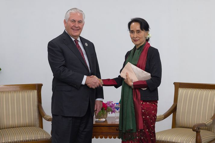 Suu Kyi og Tillerson hittust á fundi Suðaustur-Asíuríkja á Filippseyjum en sá síðarnefndi er nú í heimsókn í Búrma.