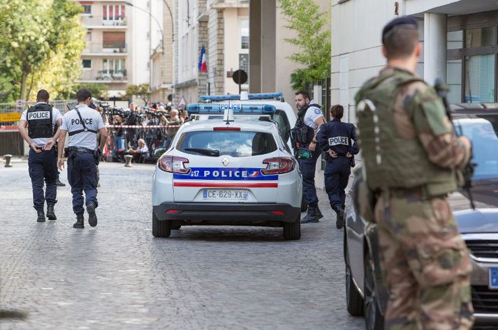 Mikill aðbúnaður lögreglu var við Place de Verdun í morgun eftir að tilkynning barst um árásina.