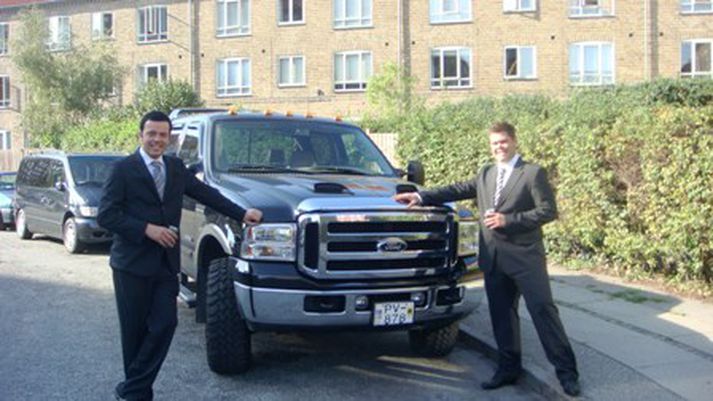 Óskar Björn Óskarsson, til vinstri, ásamt vinnufélaga sínum. Óskar bjargaði átta manns, þar af fim börnum úr hrikalegri neyð í Danmörku.