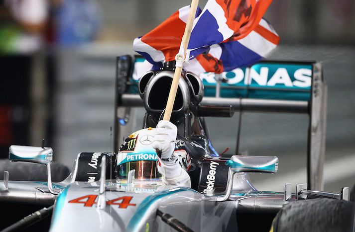 Lewis Hamilton fagnaði með breska fánanum.